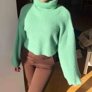  - Ljusgrön stickad tröja från monki. Lite cropped och väldigt mysig. Perfekt inför våren!! ⭐️⭐️