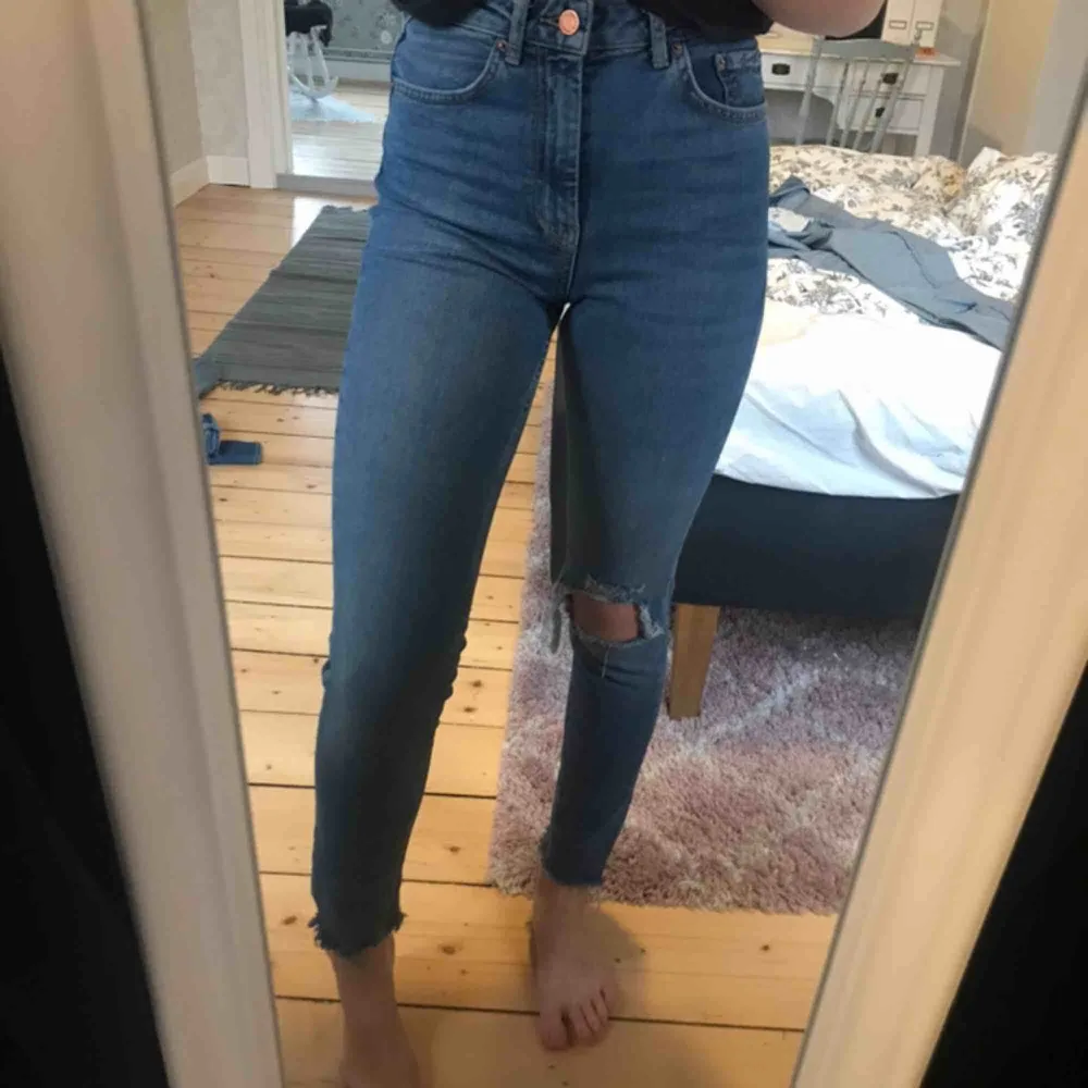 Jeans från Gina tricot, i fint skick. Storlek xs och sitter fint på. Säljes för 230 inkl frakt.. Jeans & Byxor.