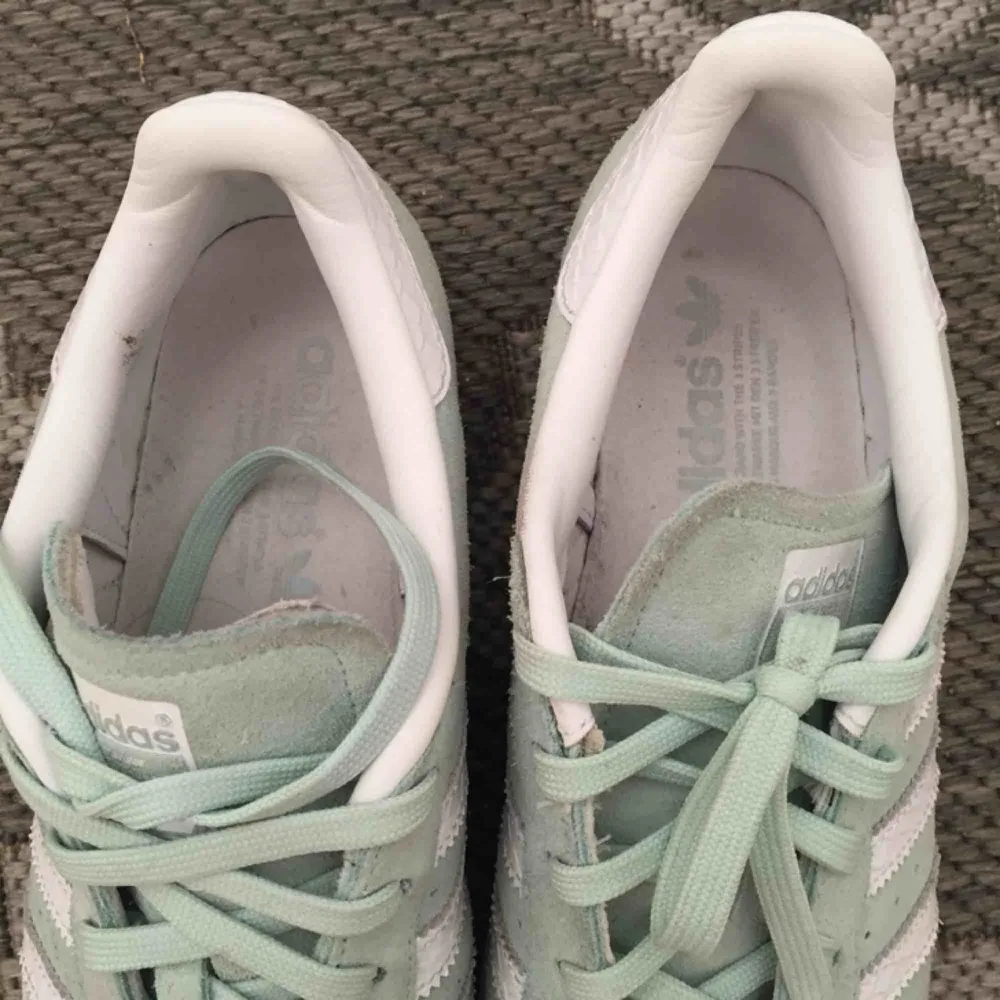 Mintgröna Adidas Superstars. Knappt använda. Fräscht helhetsintryck, nåra små skavanker här o var, se bilderna för skick. . Skor.