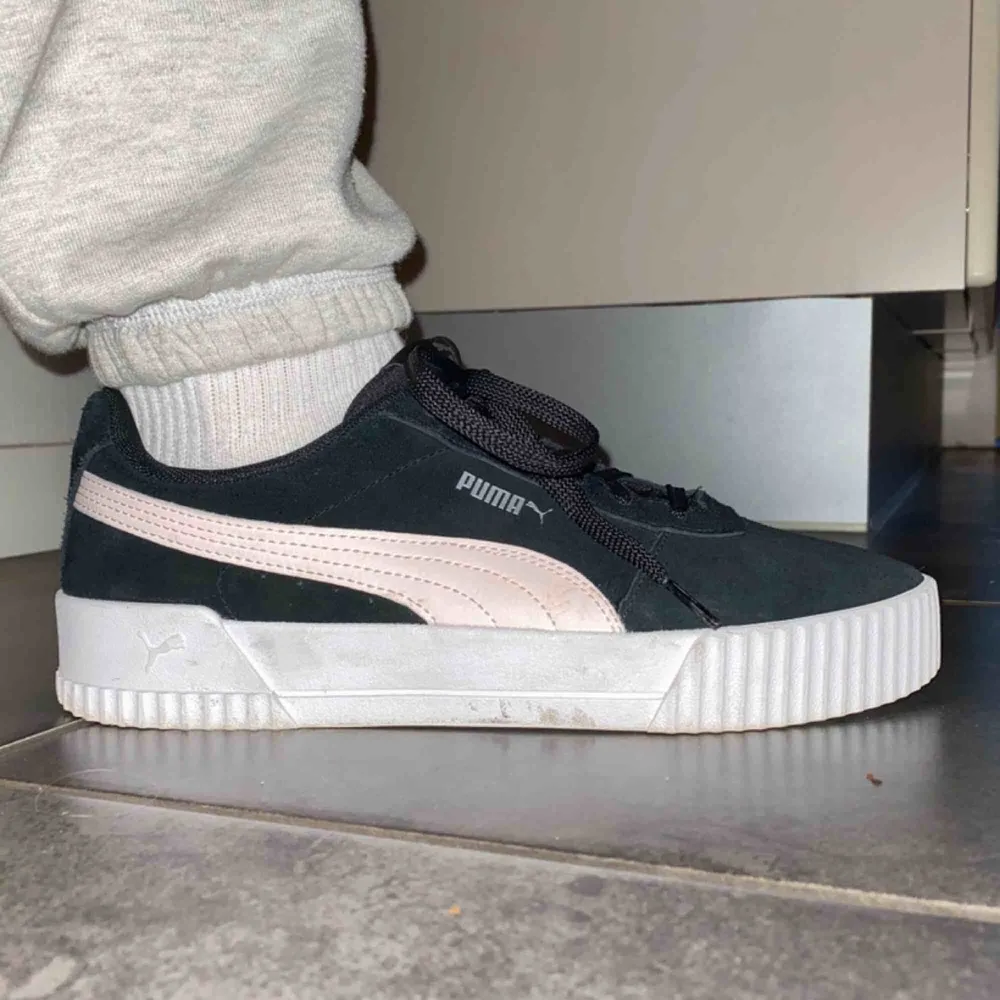 Puma suede platform i svart och ljusrosa med superfoam-sula. Alla tecken på använding går bort med lite vatten, annars är de helt i nyskick! 💖💖. Skor.