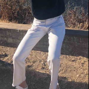  - Vita jeans från Levis! Inköpspris 500! Säljer pga för små! Köparen står för frakt! 💕💕
