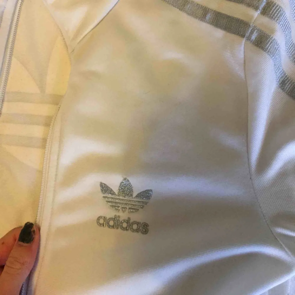 Adidas tröja i storlek 32, XXS 💓 Ingen luva, och i fint skick.  Sista bilden är märket på ryggen. Hoodies.