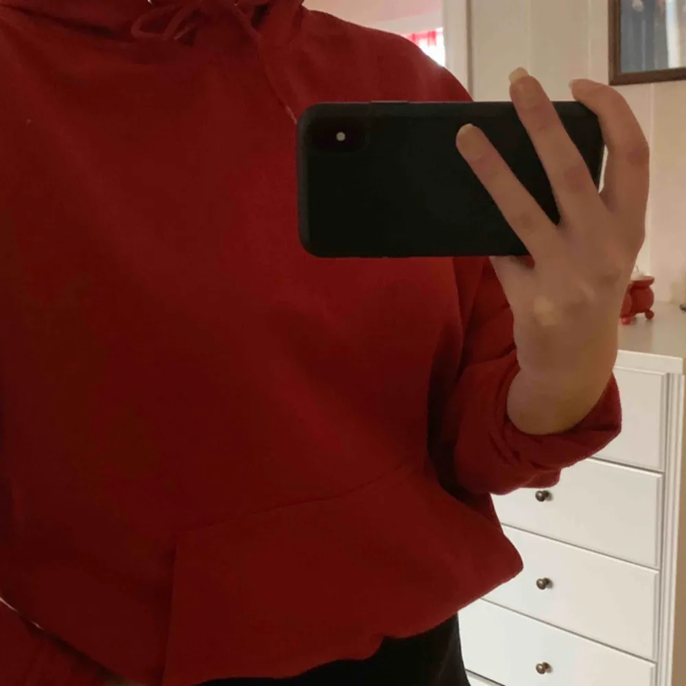 En röd hoodie från carlings. Det står storlek L men jag har normalt S och den sitter som på bilderna. Köparen står för frakten, 65 kr💕. Hoodies.