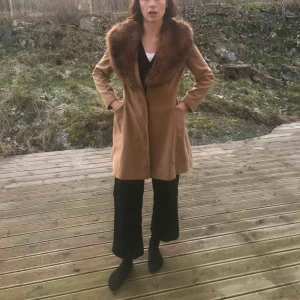  - Gott skick. Jag har låtit sy om knappen så att den stänger högre upp.