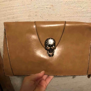  - Clutch bag, kuvertväska  Ej läder  Bra skick