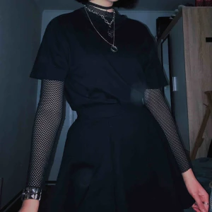  - supermjuk vanlig svart t-shirt, säljer då jag har för många helsvarta tröjor! passar alla från xs-m, frakt på 42kr tillkommer!