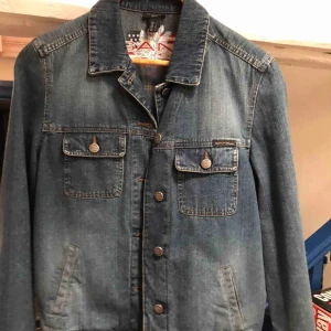 Gant Jeans Jacka - Vintage Gant denim jacka (dam) i bra skick. Storlek L men sitter som en M