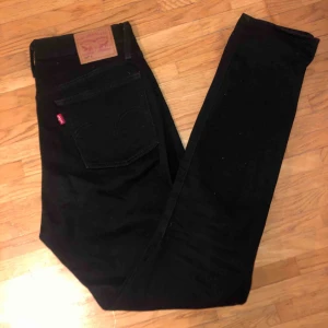  - Svarta högmidjade levi’s jeans, använda en gång som är i mycket bra skick! Modellen på jeansen är straight o sitter som en smäck! Säljer för kommer inte till användning. Original pris 1099kr.