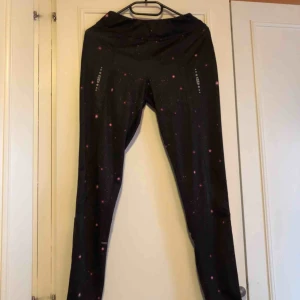  - Nästan helt oanvända träningstights med praktisk ficka! Snyggt tryck och reflexdetalj på benen! 