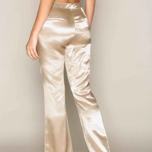  - Säljer dessa balla brallor från nelly då jag aldrig får användning för dem! Dem är endast testade och väldigt fina! Skriv för fler bilder :)  Nypris: 499kr  Frakt tillkommer💓💓