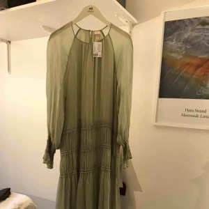  - Ny klänning från H&M Trend. Storlek L. Fin mintgrön färg och fina detaljer på ärm och mitt på klänningen. 