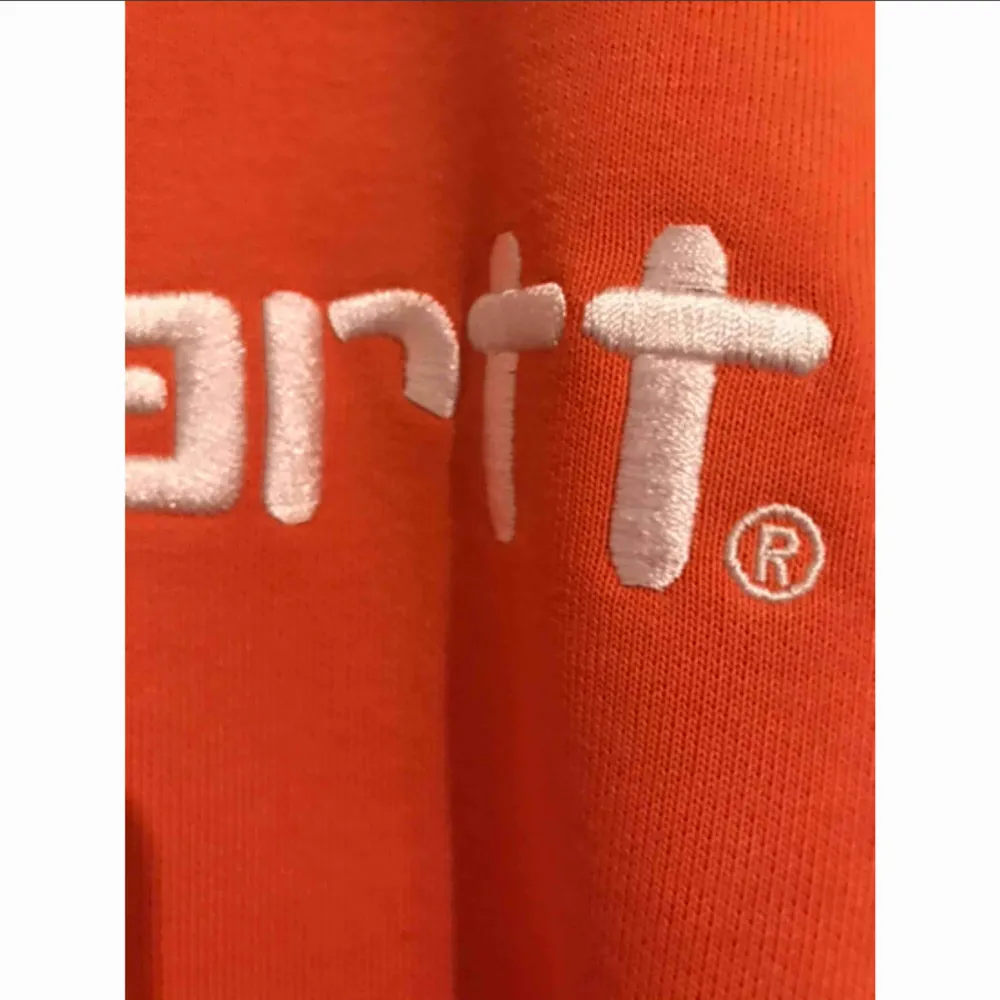 Mysig sweatshirt från Carhartt WIP i orange. Den har några små svarta prickar på bröstet, men det är inget noterbart! Annars väldigt fint skick. . Tröjor & Koftor.