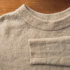Mysig stickad tröja! 🧸 Lite fluffig, har hållit sig bra mot noppror! Säljer pga har för många liknande. 
