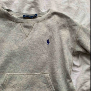 Sweatshirt - Mysig grå tjocktröja från Ralph Laurent. Storleken är i S/P (small/petit) och passar mig som är 162 lång! Frakt tillkommer💕