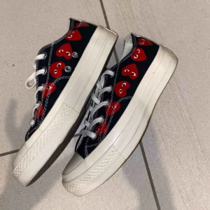  - CDG-play Converse REPLIKAS. Inte äkta, inte gjort av CDG men i 100% nyskick. Fick dem i present men använder inte replikas personligen. Slöseri att de bara ligger i garderoben när de både är snygga och sköna.   