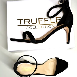 Sandaletter - truffle Strl.39 - Svarta sandaletter i Strl.39. Helt nya, ligger kvar i kartongen. Sköna och superfina🌸