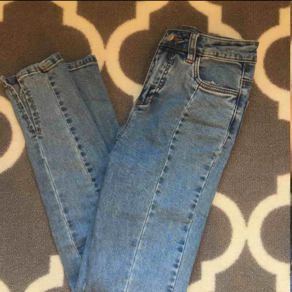 Super snygga jeans med slits från nakd som inte kommer till användning längre, priset går att diskutera. Frakt tillkommer💕. Jeans & Byxor.