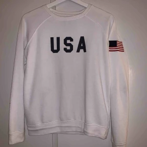  - Vit och fräsch USA tröja som sitter väldigt bra och passar både XS/S! Frakten står köparen för😊