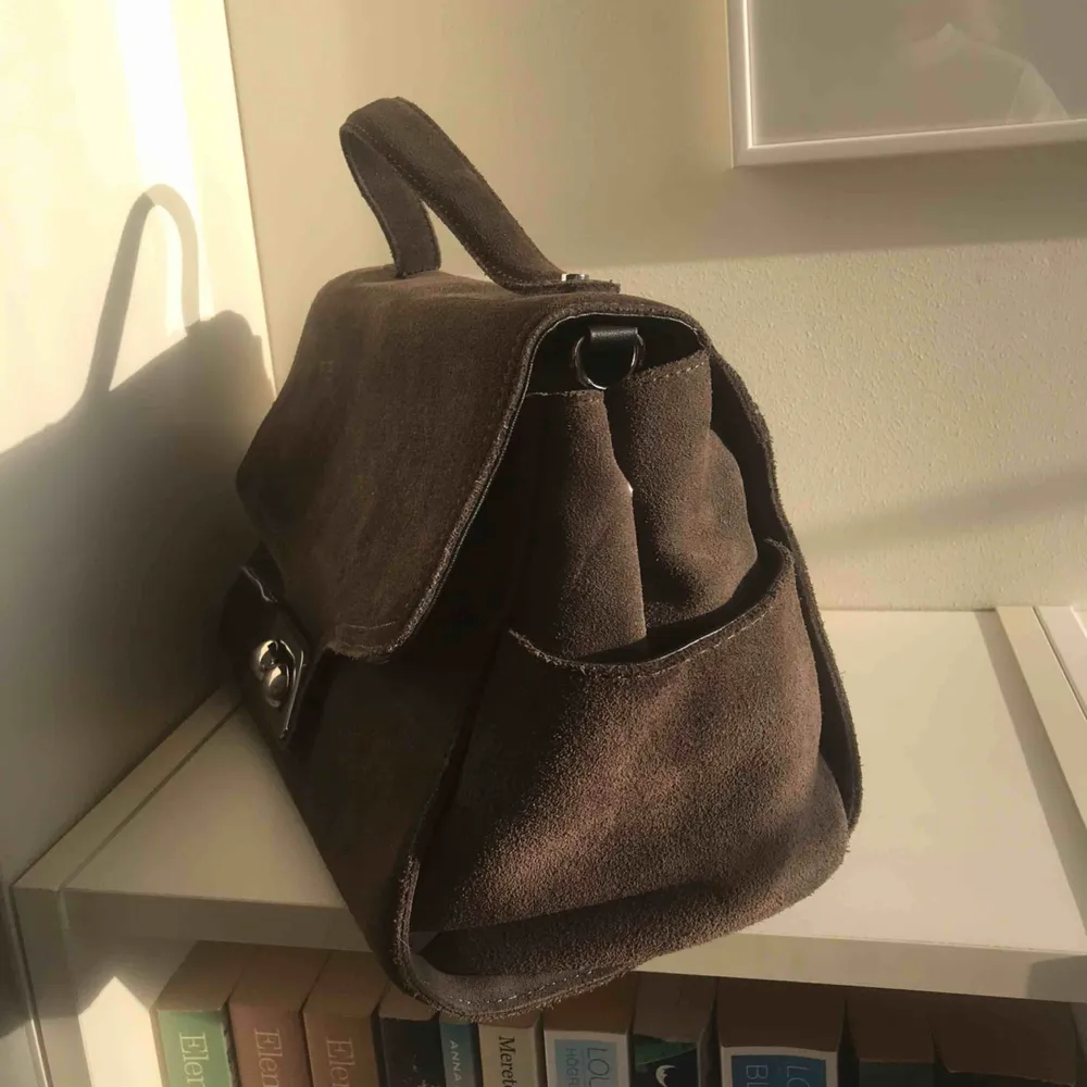 Väska i mocka ✨ så fin unik färg! ✨ fint skick då den är sparsamt använd ✨ kommer med avtagbar axelrem ✨ frakt 63kr spårbart. Väskor.