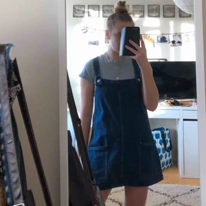  - Jättefin hängselklänning från mango. Fint skick och kvalitet. Säljer för att den har blivit lite för kort för mig (är 173/174). Nypris 499. Endast använd ett fåtal gånger. 150kr + frakt :)