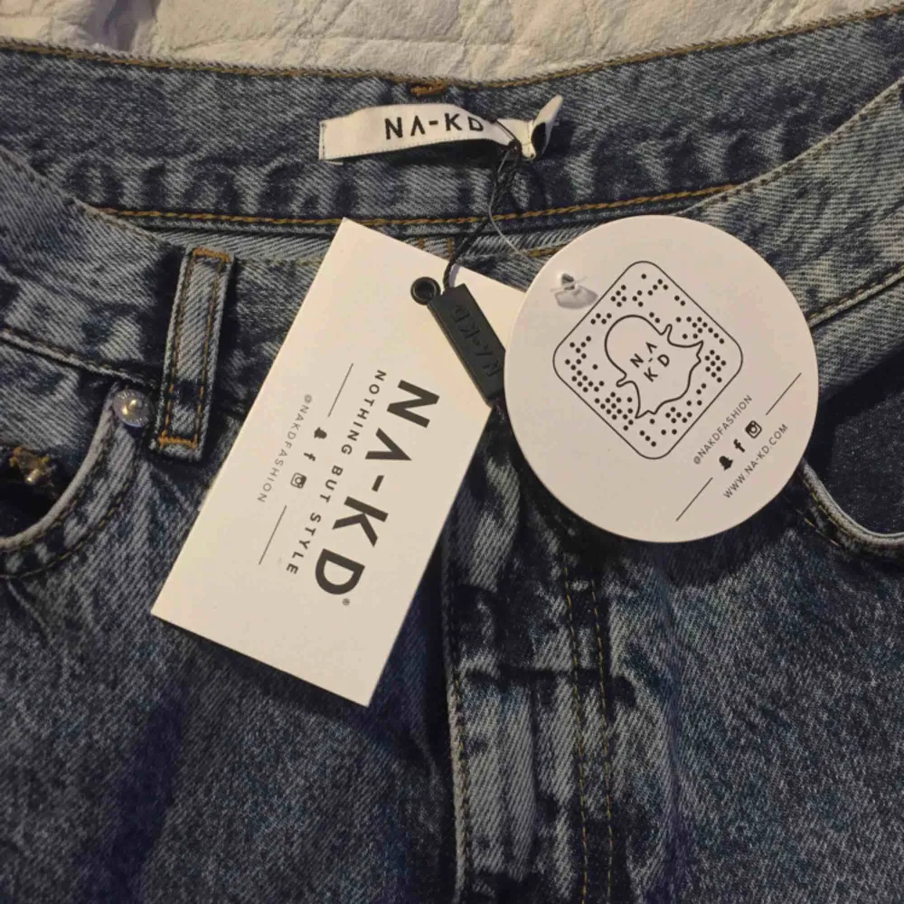 Säljer dessa super fina jeansen från NA-KD som tyvärr inte sitter som önskat. Storleken är 34, de är ganska tajta så att ni tänker på det. Toppen skick med prislappen kvar. Köparen står för frakt, kan dock betala lite av frakten vid snabb affär💖. Jeans & Byxor.