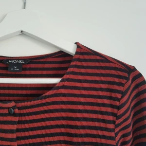 Ribbad långärmad tröja - Jättesöt höstig tröja 😍 Gott skick! Möts upp i Uppsala eller Stockholm, annars står köparen för frakten✌