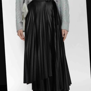  - Sjukt fin kjol från Zara.  Ny! Nypris 400kr.