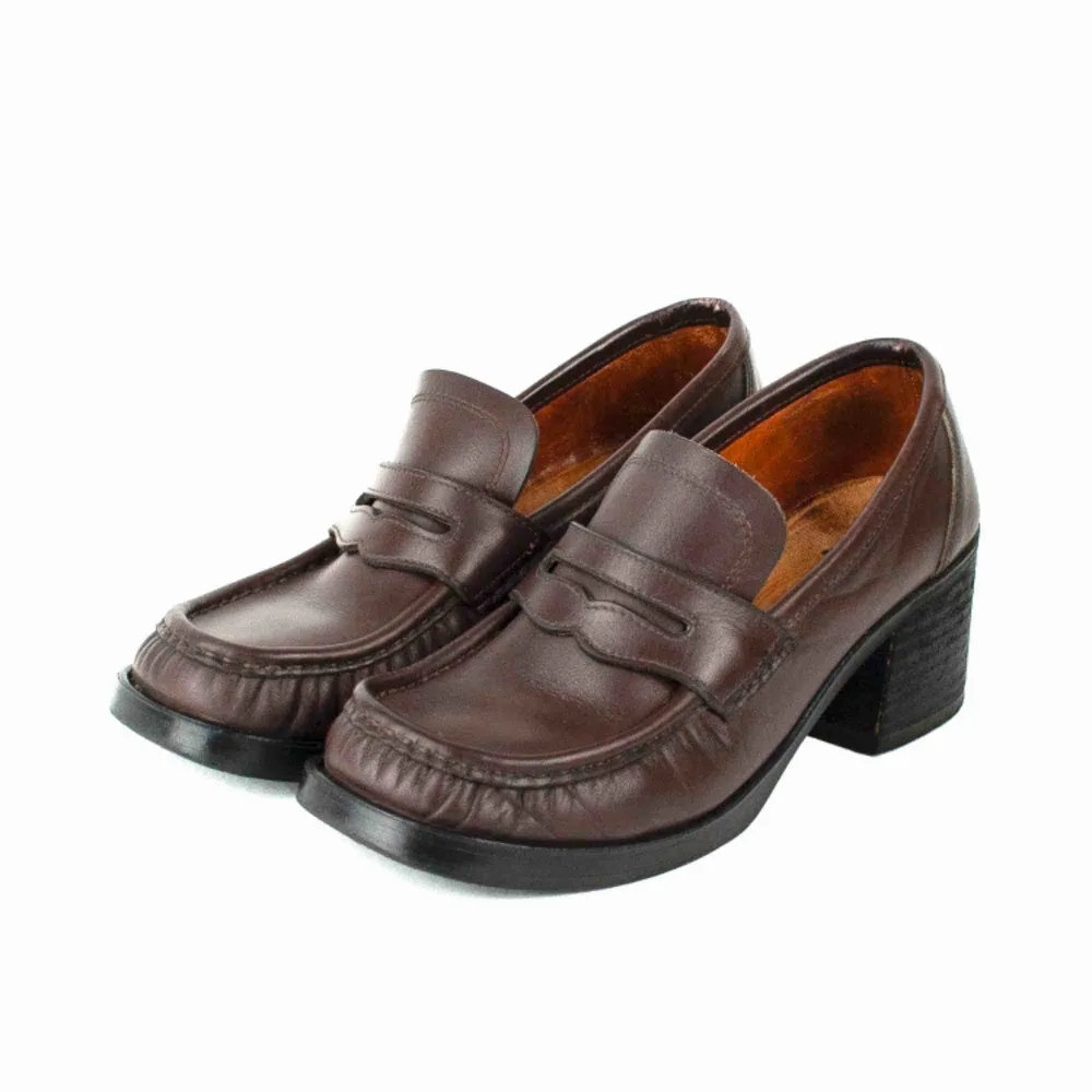 Vintage 90s leather chunky heel square toe loafers shoes in deep burgundy Some marks on the lining Label: 8 (American 39), feels like 38.5-small 39. Judged by a person with size 38 Free shipping! Ask for the full description! No returns!. Skor.