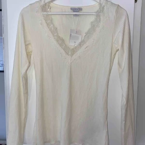  - Oanvänd jättefin tröja med spetsdetaljer 🌸