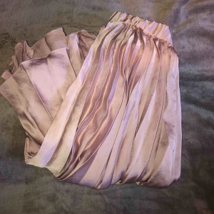  - Fin kjol strl xs, 100kr + frakt. 