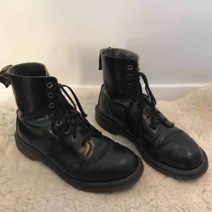  - Svinsnygga martens, slitna men snygga💥