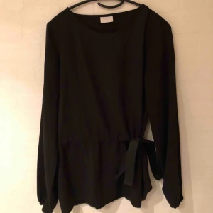  - Fin blus med knyte på sidan som är köpt på cassels, nypris: 399kr☺️ i fint skick! Priset är inkl frakt och betalning via swish✨