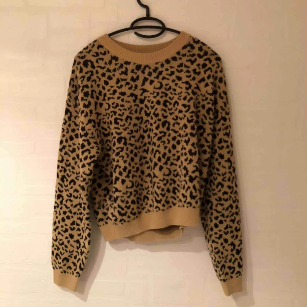 Fin leopardmönstrad tröja från h&m som aldrig har använts, storlek M☺️ Priset är inkl frakt och betalning via swish✨. Hoodies.