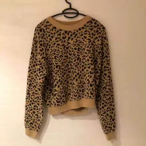 Fin leopardmönstrad tröja från h&m som aldrig har använts, storlek M☺️ Priset är inkl frakt och betalning via swish✨