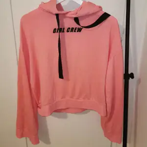Rosa hoodie som är kort i magen med vida armar. Endast provad, från H&M. 