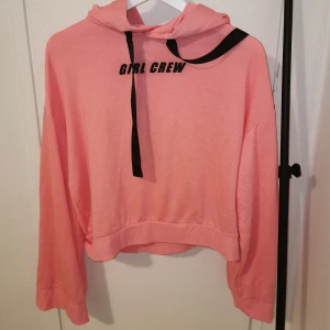 HM kort hoodie  - Rosa hoodie som är kort i magen med vida armar. Endast provad, från H&M. 