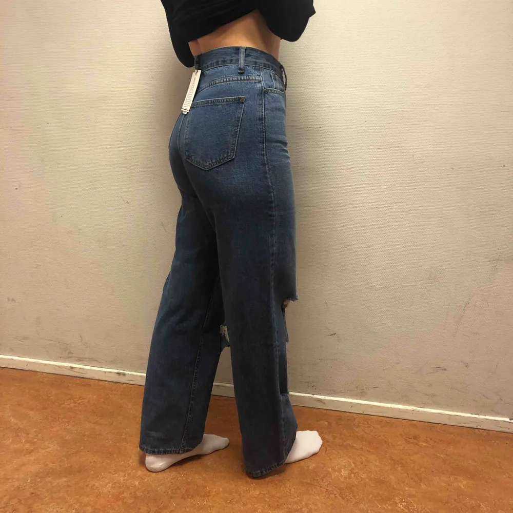Supertrendiga jeans, helt nya med prislappen kvar. Säljer pga för stora (min kompis på bilden). Det är storlek 34 men skulle passa en 36-38. Nypris 450k💜🦋⚡️🤛🏻  . Jeans & Byxor.