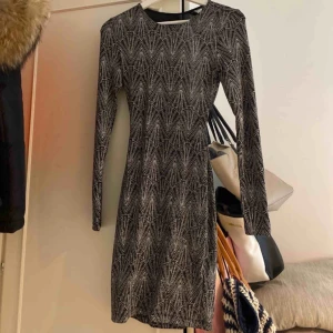 Glittrig klänning - Använd endast 1 kväll