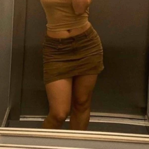  - Säljer denna bruna kjol från H&M i bra skick. Möts i Enköping/Uppsala annars står köparen för frakten. Betalas med swish 