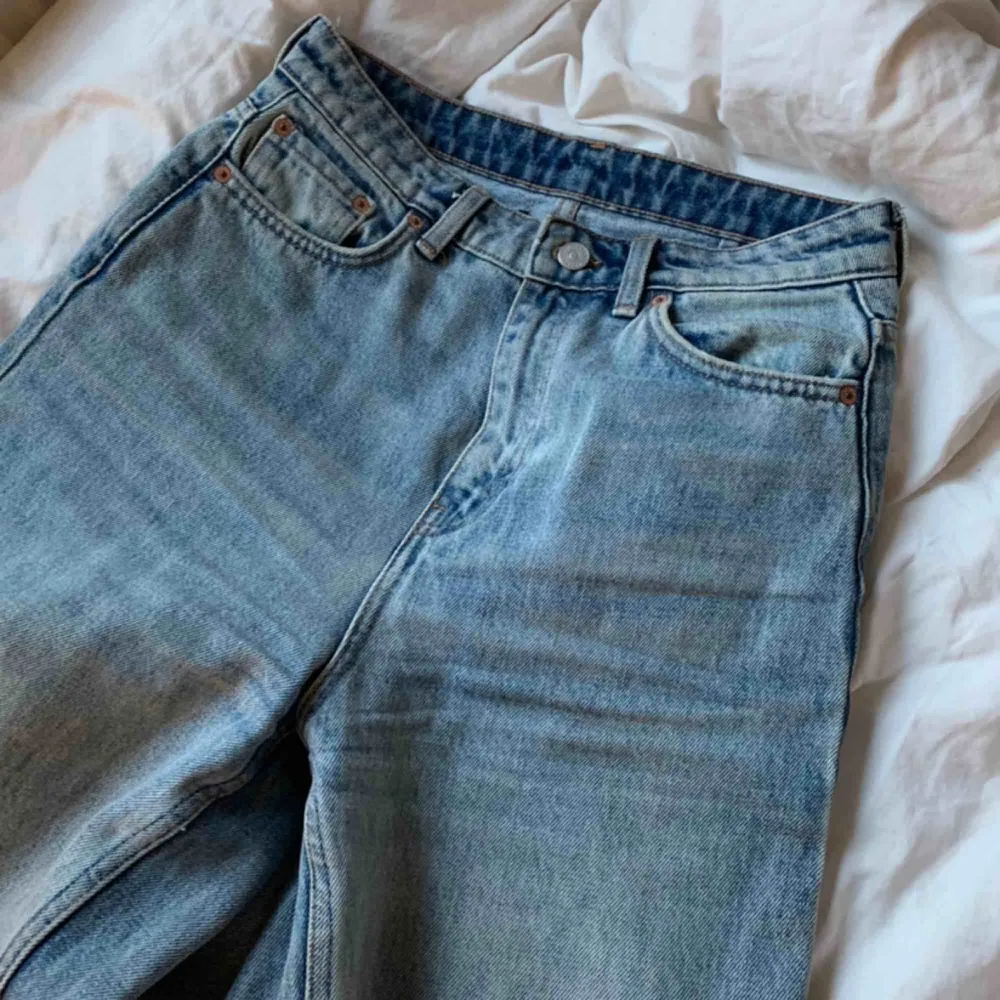 Ace San Fran Blue jeans från Weekday. Perfekta tvätten med den trendiga flare-modellen. Jag är 174 o längden är perfekt på mig. Går att klippa av såklart! Köpta för 500kr. Sparsamt använda så skicket är toppen!🦋 säljer pga för små för mig nu🥺. Jeans & Byxor.