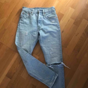  - Säljer mina favoritjeans från Levis som tyvärr blivit för små. De är i den klassiska modellen Levis Skinny 501. Fint skick & frakt tillkommer 🤩