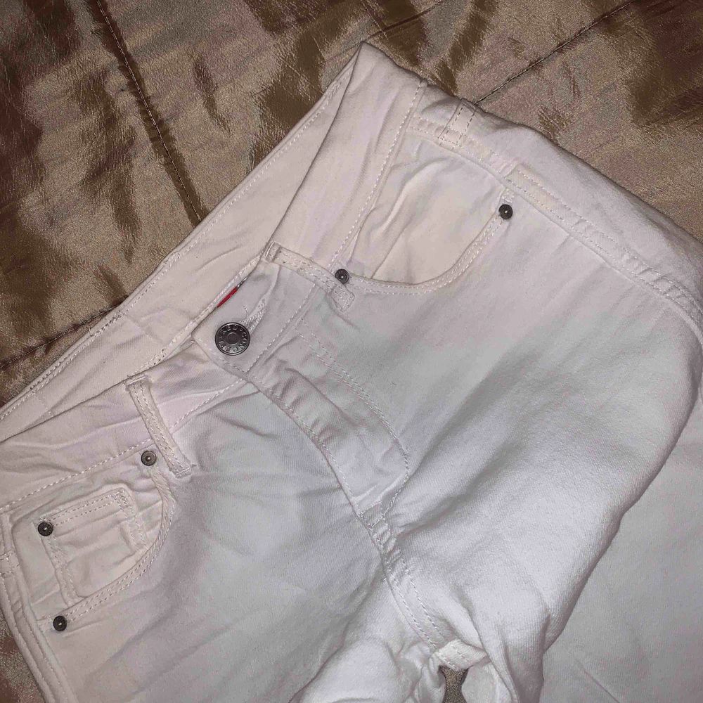 Vita mjuka jeans från H&m i storlek 34, använda 3ggr mycketfint skick!. Jeans & Byxor.