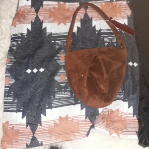  - Allt för 50 Väskan är i äkta läder. S/M