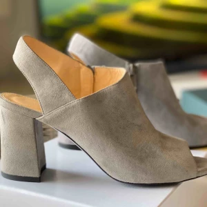  - Gråa märkesskor nypris 3000 kr, aldrig använda någonsin helt nya. Säljes då jag inte kan gå med dem pga problem med rygg. 