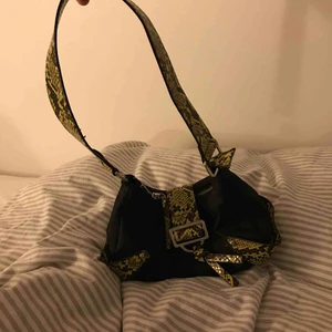  - Världens gulligaste coolaste axelväska, kommer inte ihåg var den köptes eller för hur mycket. Felfritt skick💞💓 frakt tillkommer