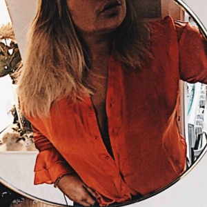  - Cool orange retro skjorta men volang längst ner på ärmen