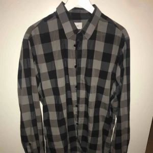  - Snygg grårutig skjorta som går att matcha på många olika sätt, begagnat skick! 💕