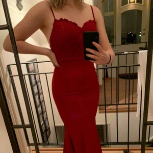  - Superfin, smickrande röd balklänning/finklänning i mermaid stil med längre släp. Storlek 38 men liten i storleken så mer som en 36 ev 34. Säljer den pga att den var för liten.