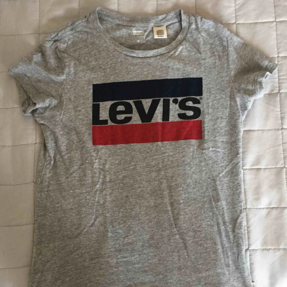 Basic grå t-shirt från Levi’s, storlek XS. > ALLA KLÄDER SOM KÖPS, TVÄTTAS OCH STRYKS INNAN SÄNDNING.. T-shirts.
