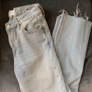  - Säljer dessa helt slutsålda jeans från Mango i mycket bra skick! Ganska stora i storlek så passar den som vanligtvis har 34🥰